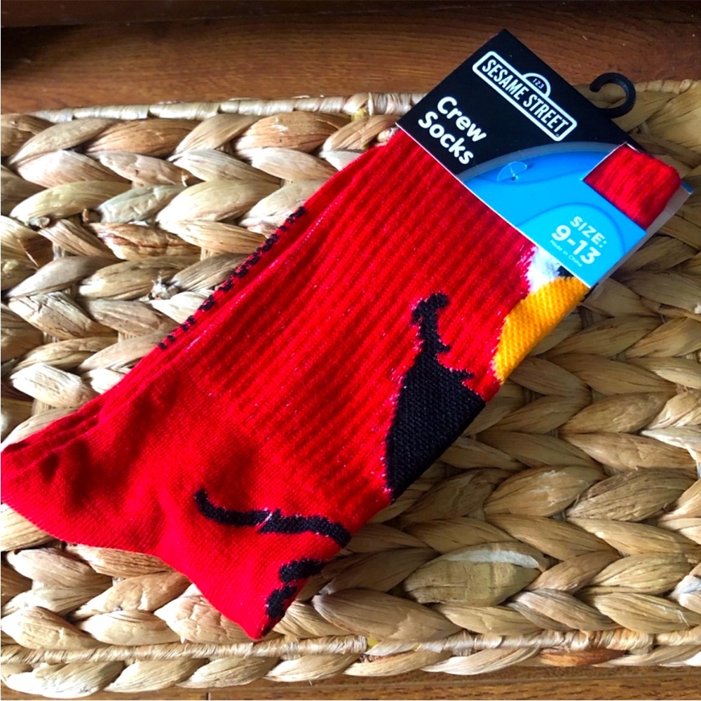 Sesame Street Elmo crew socks! New with tags!
Size: 9-13